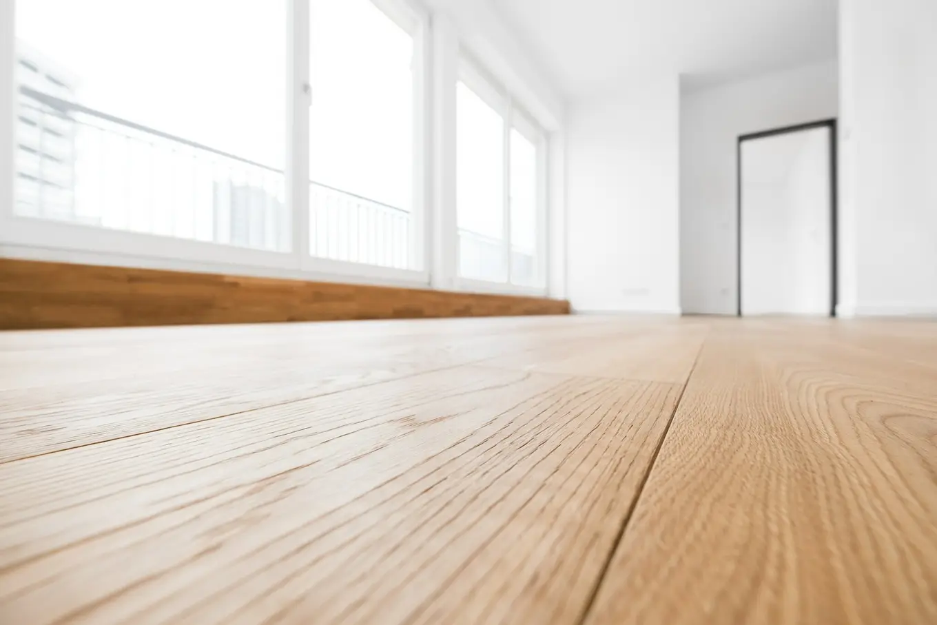 drewniana podłoga w pustym pomieszczeniu