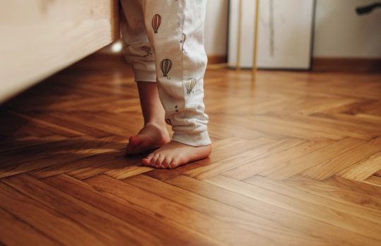 dziecięce stopy na podłodze